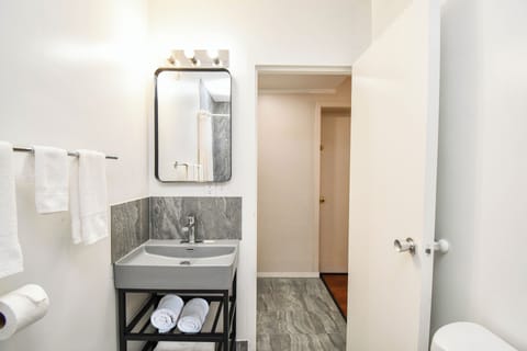 Single Room | Bathroom | Bathtub, soap, shampoo, toilet paper