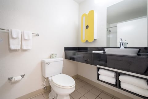 Combined shower/tub, towels