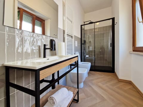 Club Double Room | Bathroom | Shower, rainfall showerhead, hair dryer, bidet