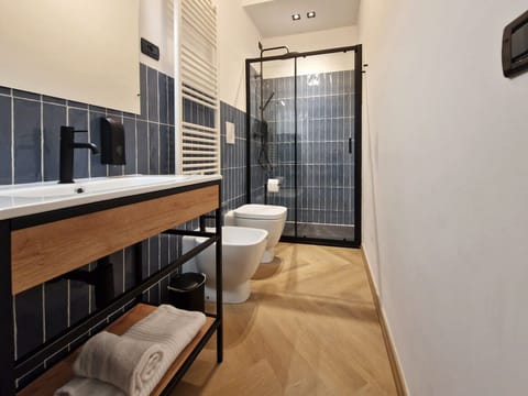 Comfort Double Room | Bathroom | Shower, rainfall showerhead, hair dryer, bidet