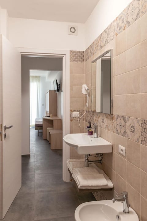 Comfort Double Room | Bathroom | Shower, hair dryer, towels, soap