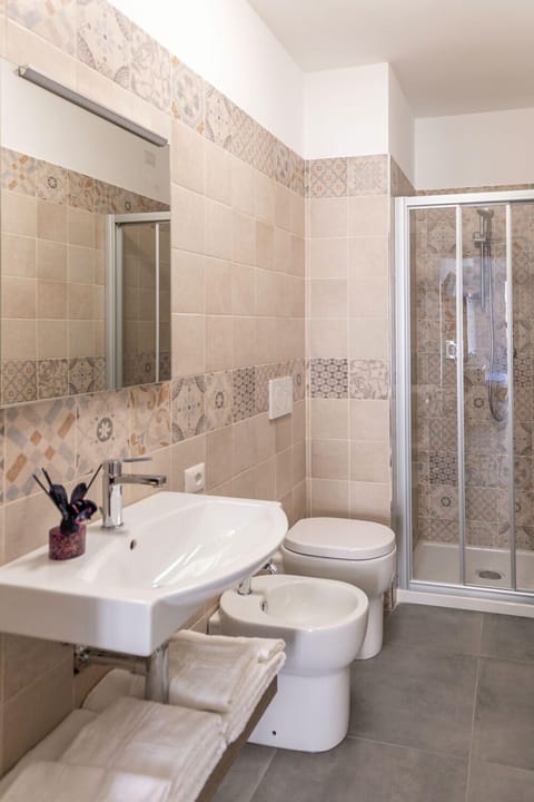 Comfort Double Room | Bathroom | Shower, hair dryer, towels, soap