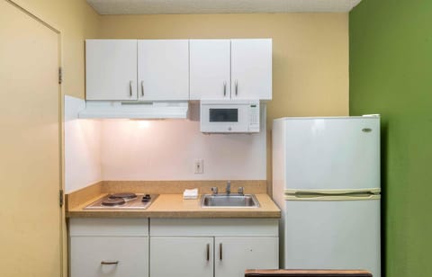 Full-size fridge, microwave, stovetop, coffee/tea maker