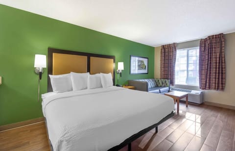 Deluxe Studio, 1 King Bed with Sofa bed, Non Smoking | Desk, laptop workspace, iron/ironing board, WiFi (free)