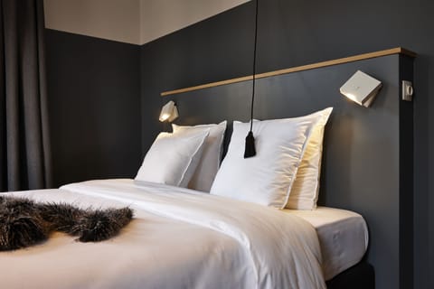 Superior Double Room, Canal View | In-room safe, desk, cribs/infant beds, rollaway beds