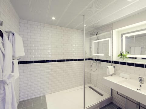 Deluxe Room, 1 Double Bed | Minibar, in-room safe, desk, soundproofing