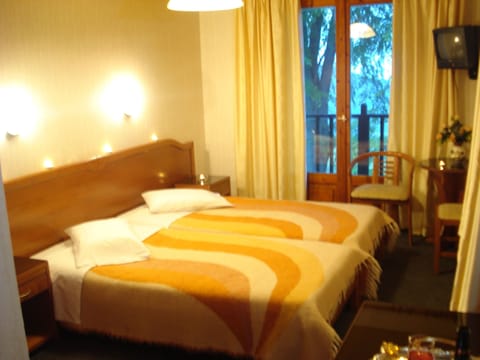 Double or Twin Room, Mountain View | Desk, bed sheets