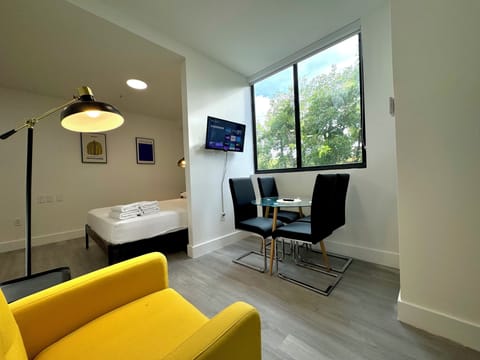 Comfort Studio, City View | In-room dining