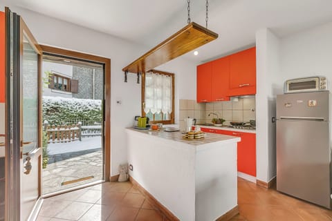 Fridge, oven, stovetop, coffee/tea maker