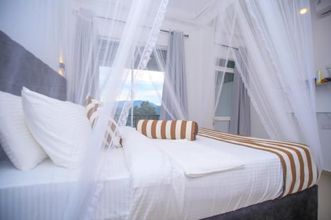 Deluxe Double Room, Mountain View | In-room safe, soundproofing, iron/ironing board, free WiFi