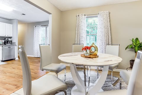 House (4 Bedrooms) | Interior