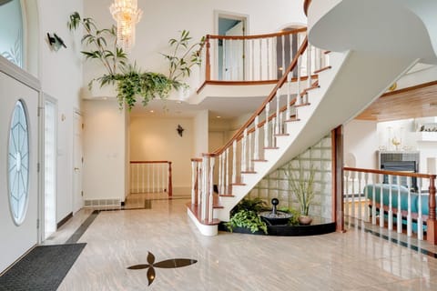 House (6 Bedrooms) | Interior