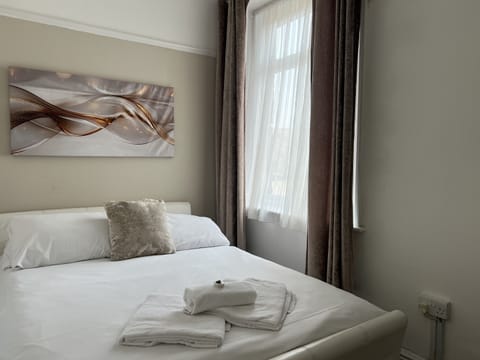 Classic Double Room, Ensuite | Iron/ironing board, free WiFi