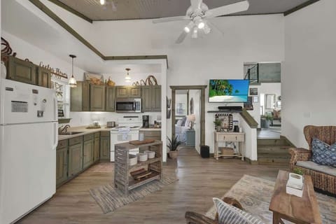 House, Multiple Beds, Patio, Garden View (3408 Grapecreek Ldge) | Private kitchen