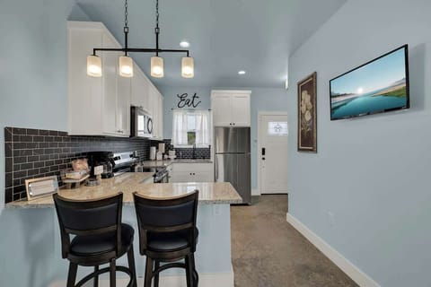 House, 1 King Bed, Hot Tub, Garden View (1472 W Live Oak #2) | Private kitchen