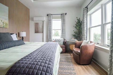 Condo, 1 King Bed, Kitchen, City View (118 E Main - Unit A) | 1 bedroom, individually decorated, individually furnished, bed sheets