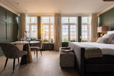 Executive Suite | Minibar, in-room safe, desk, laptop workspace