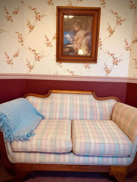 The Mary Lu Room | Free WiFi