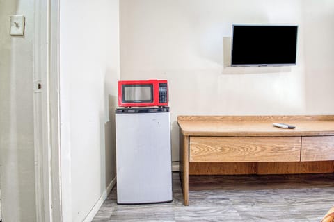 Room, 1 Double Bed, Smoking | Desk, free WiFi, bed sheets