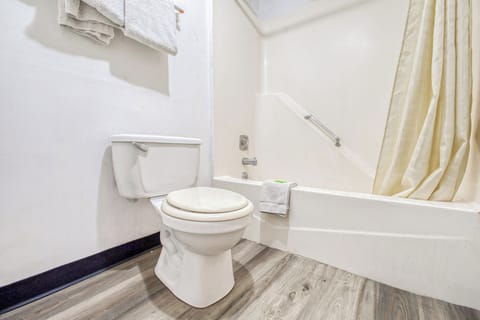 Room, 1 Queen Bed, Smoking | Bathroom | Free toiletries, towels