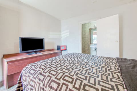 Room, 1 King Bed, Smoking | Desk, free WiFi, bed sheets