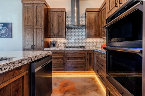 Deluxe House, Desert View | Private kitchen | Microwave, cookware/dishes/utensils