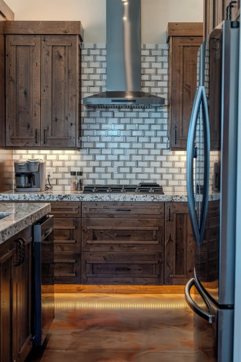 Deluxe House, Desert View | Private kitchen | Microwave, cookware/dishes/utensils