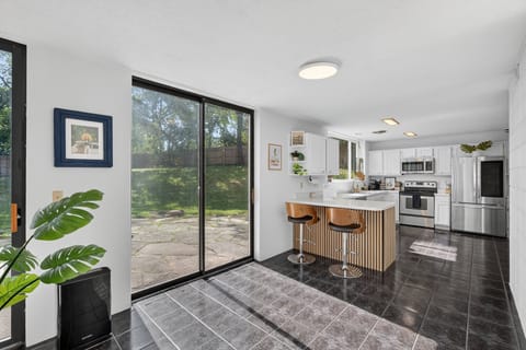 House, 3 Bedrooms | Private kitchen | Fridge, oven, coffee/tea maker, electric kettle