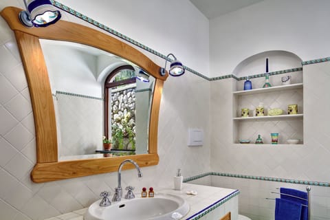 Panoramic House | Bathroom | Shower, hair dryer, bidet, towels