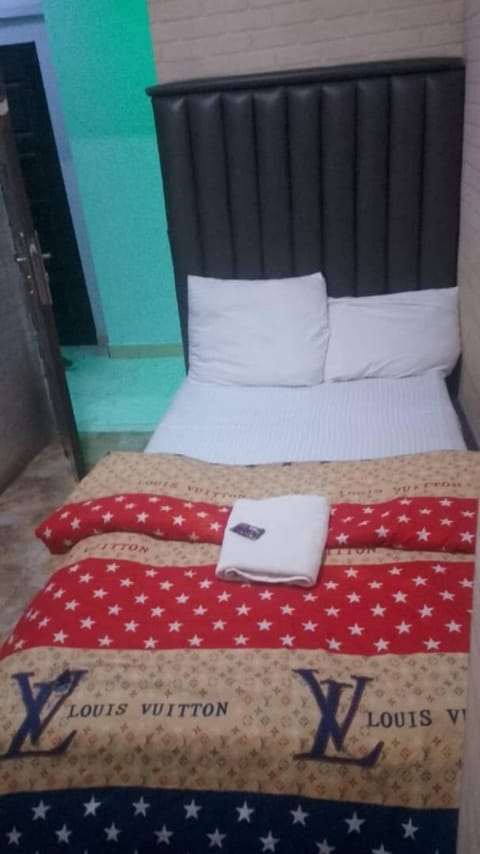 Basic Single Room | Desk, laptop workspace, bed sheets