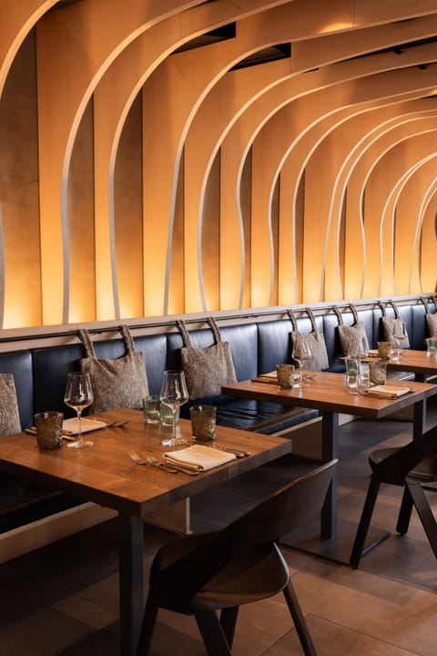 3 restaurants, breakfast, lunch, dinner served; Regional cuisine