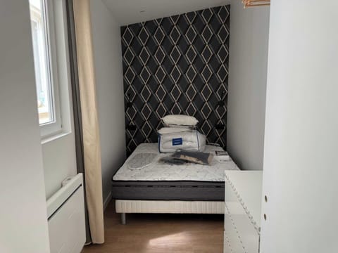 Apartment | 1 bedroom, laptop workspace, iron/ironing board, bed sheets