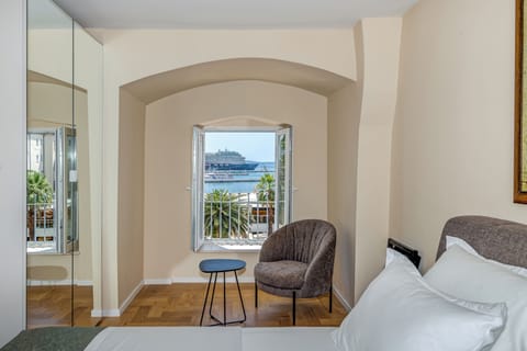 Deluxe Condo | In-room safe, free WiFi