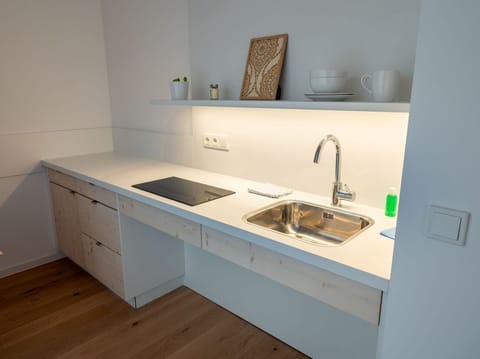 Comfort Studio, Roll-in Shower, Balcony | Private kitchen | Highchair