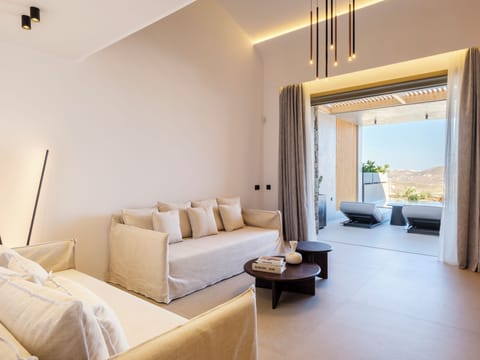 Luxury Duplex, Patio, Lake View | Living area