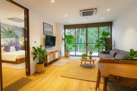 Suite, 1 Bedroom | Living area