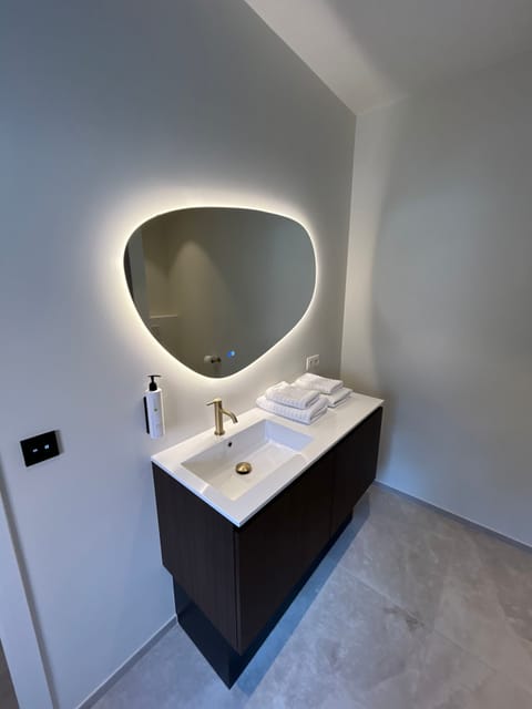 Comfort Double Room | Bathroom | Shower, rainfall showerhead, hair dryer, heated floors