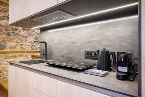 Junior Suite | Private kitchenette | Coffee/tea maker, electric kettle