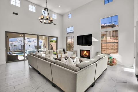 House, Multiple Beds, Pool Access, Mountain View (Champions) | Living area | Fireplace