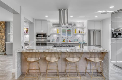 House, Multiple Beds, Pool Access, Pool View (Farrell 2) | Private kitchen