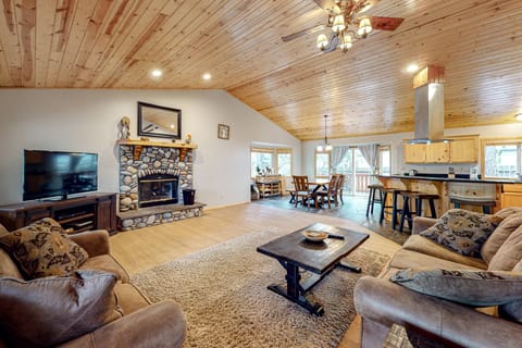 Cabin, Multiple Beds, Hot Tub, Mountain View (VC508) | Living area | Fireplace