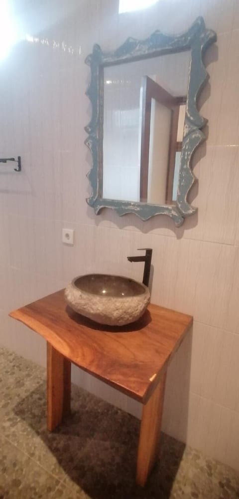 Free toiletries, towels, toilet paper