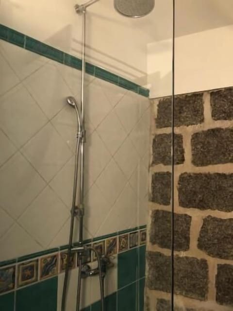 Shower, rainfall showerhead, free toiletries, hair dryer
