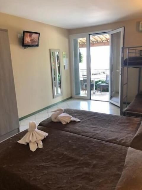 Premium bedding, desk, blackout drapes, soundproofing