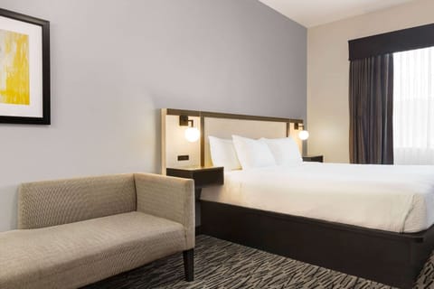 Room, 1 King Bed, Accessible, Non Smoking (Roll-In Shower) | In-room safe, desk, laptop workspace, blackout drapes