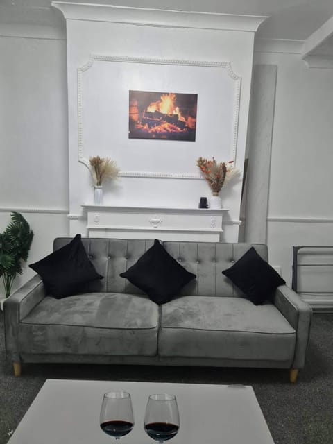 House, 3 Bedrooms, Smoking | Living room