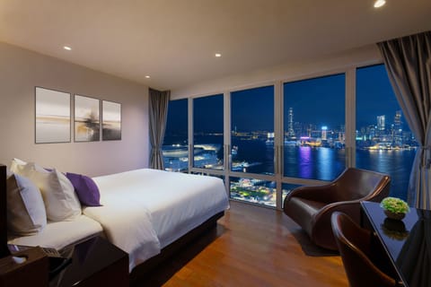 Premier Harbour Room | Premium bedding, down comforters, desk, laptop workspace