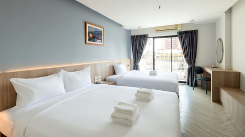 Luxury Triple Room | In-room safe, blackout drapes, free WiFi, bed sheets