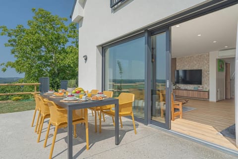 Family Villa, Multiple Bedrooms, Mountainside (Wellness Vila Vinita) | Outdoor dining
