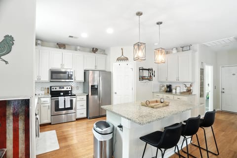 House, 4 Bedrooms | Private kitchen | Fridge, oven, coffee/tea maker, toaster